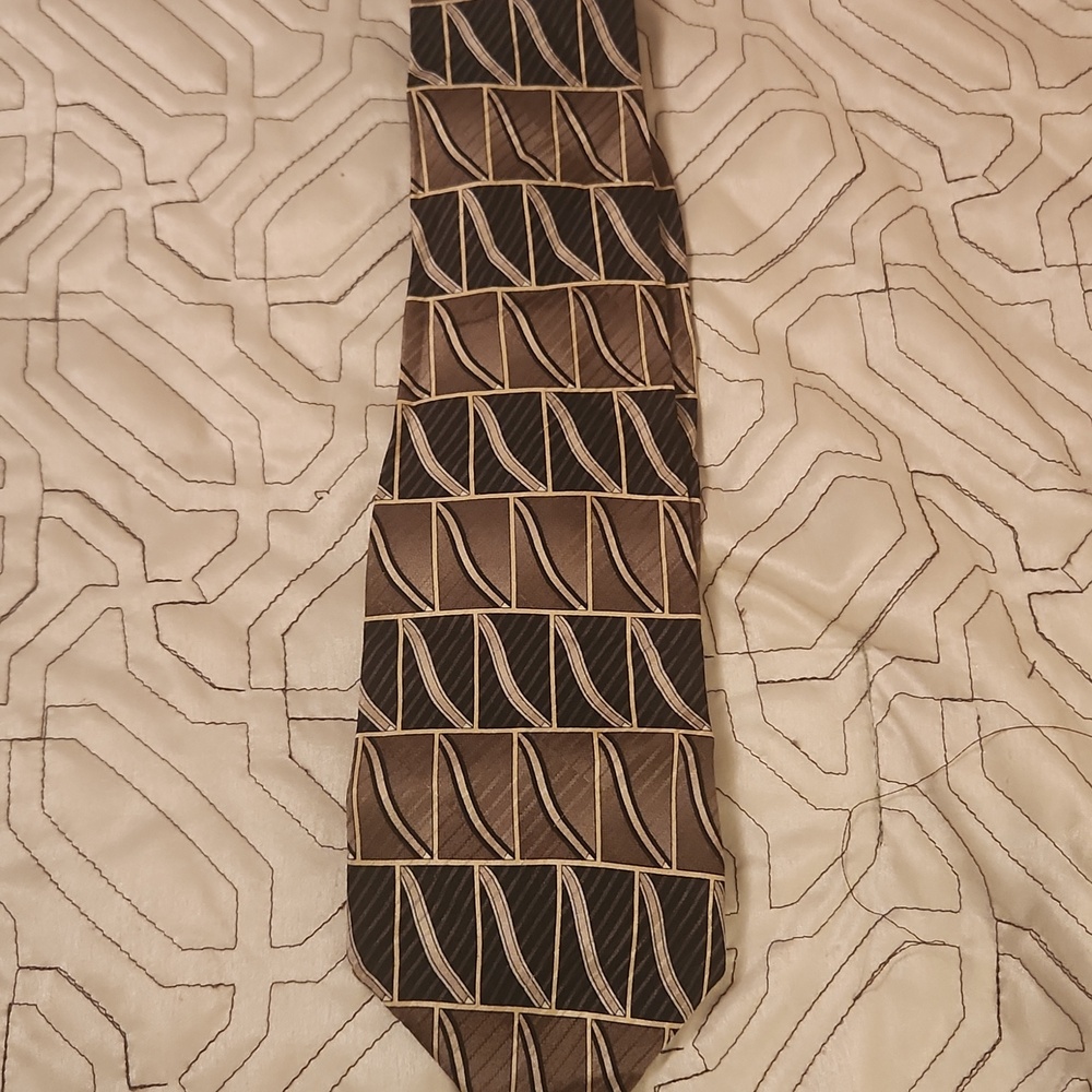 Men's Brown Patterned Necktie - Classic Geometric Style - 100% Silk
